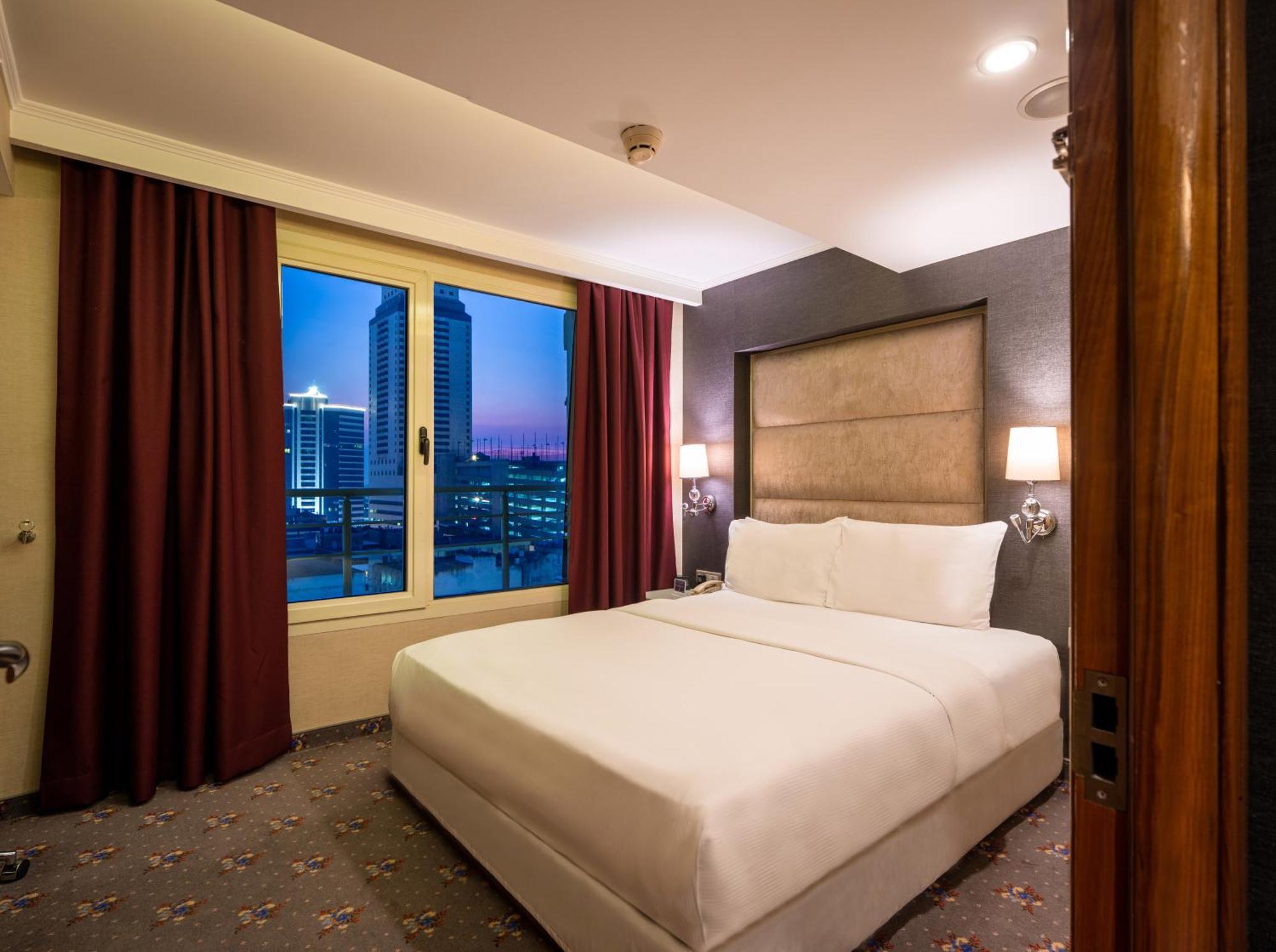 Doubletree By Hilton Izmir - Alsancak Esmirna Exterior foto