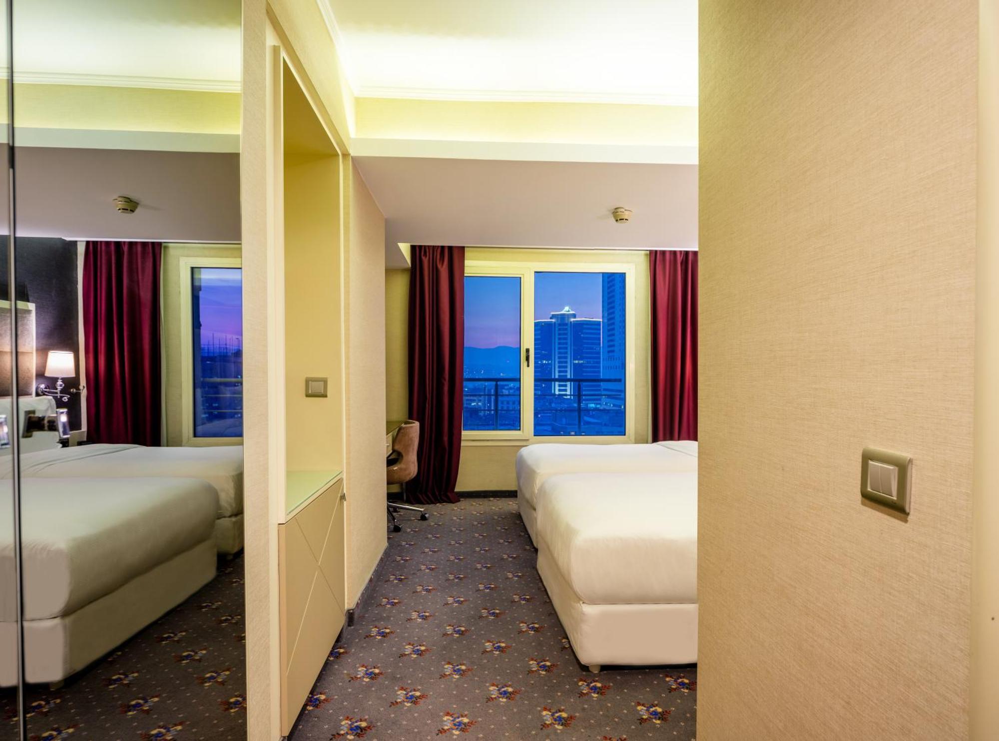 Doubletree By Hilton Izmir - Alsancak Esmirna Exterior foto
