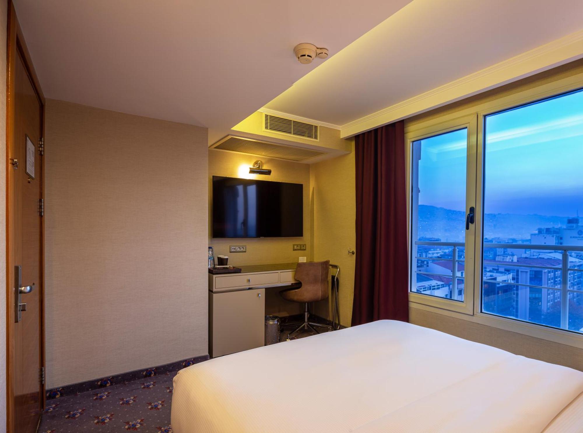 Doubletree By Hilton Izmir - Alsancak Esmirna Exterior foto