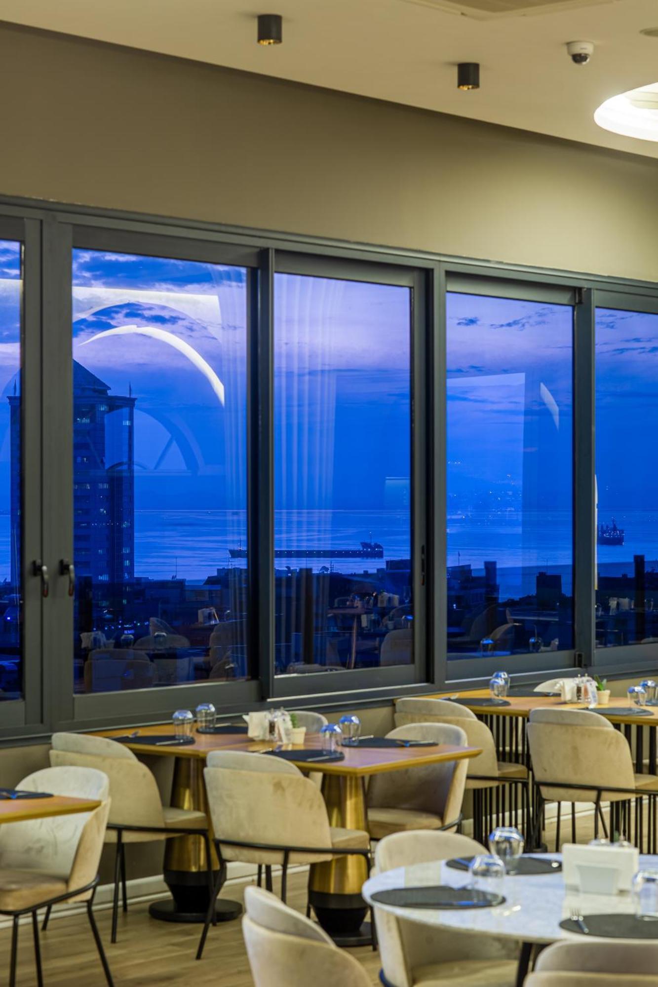 Doubletree By Hilton Izmir - Alsancak Esmirna Exterior foto