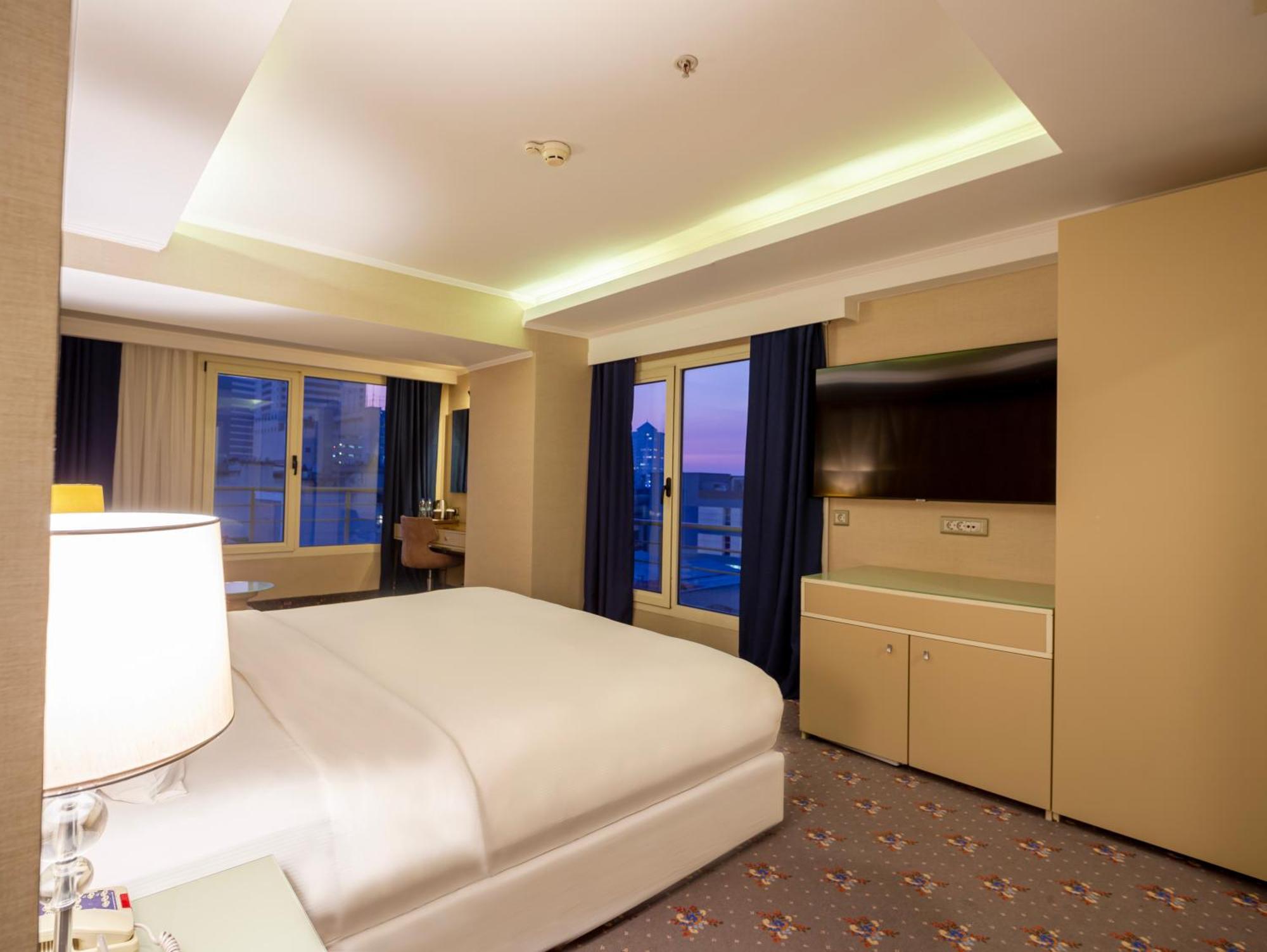 Doubletree By Hilton Izmir - Alsancak Esmirna Exterior foto