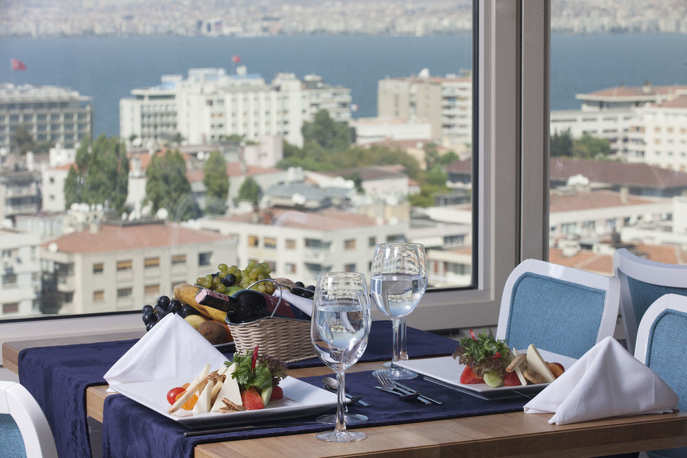 Doubletree By Hilton Izmir - Alsancak Esmirna Exterior foto