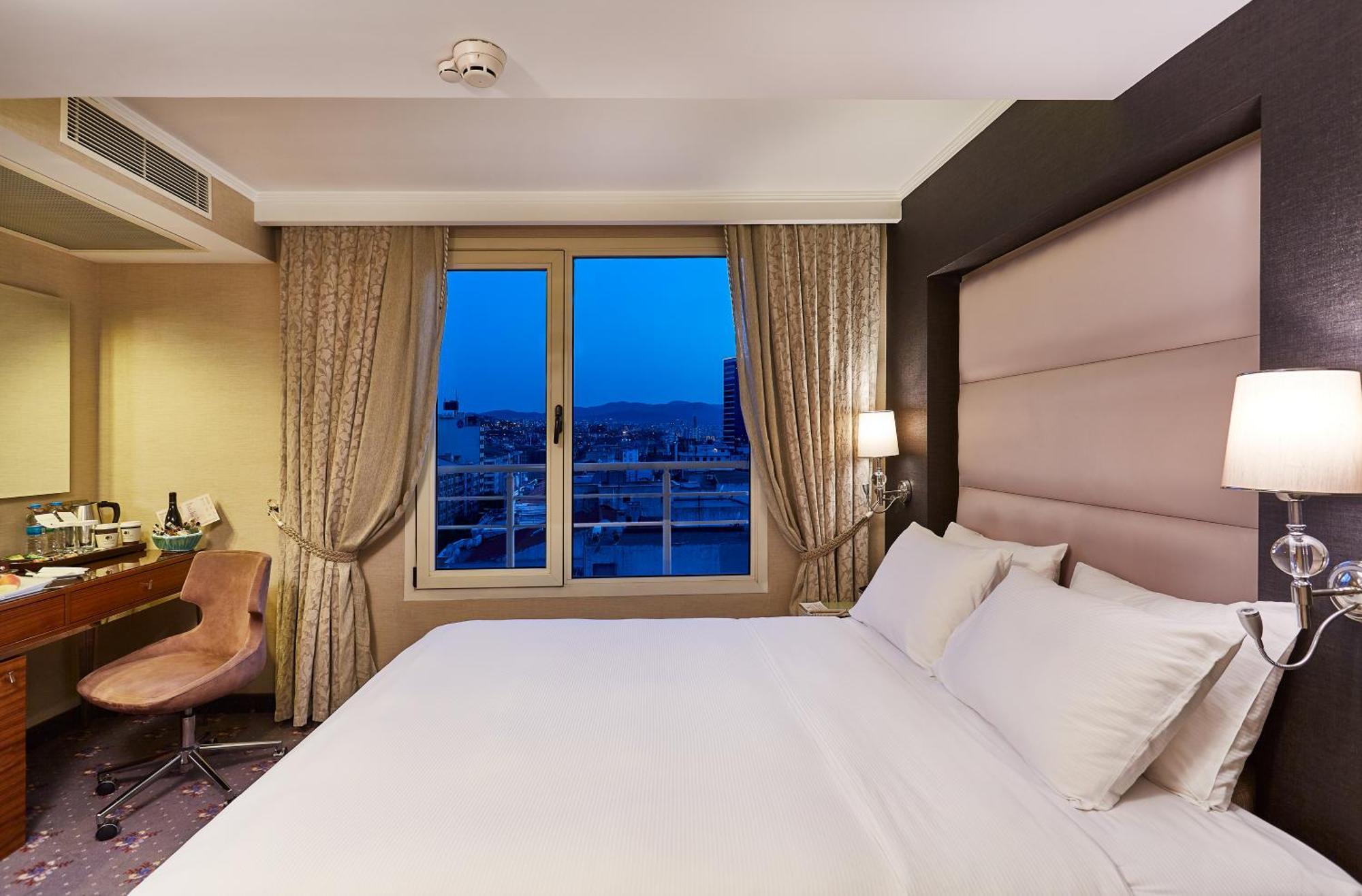 Doubletree By Hilton Izmir - Alsancak Esmirna Exterior foto