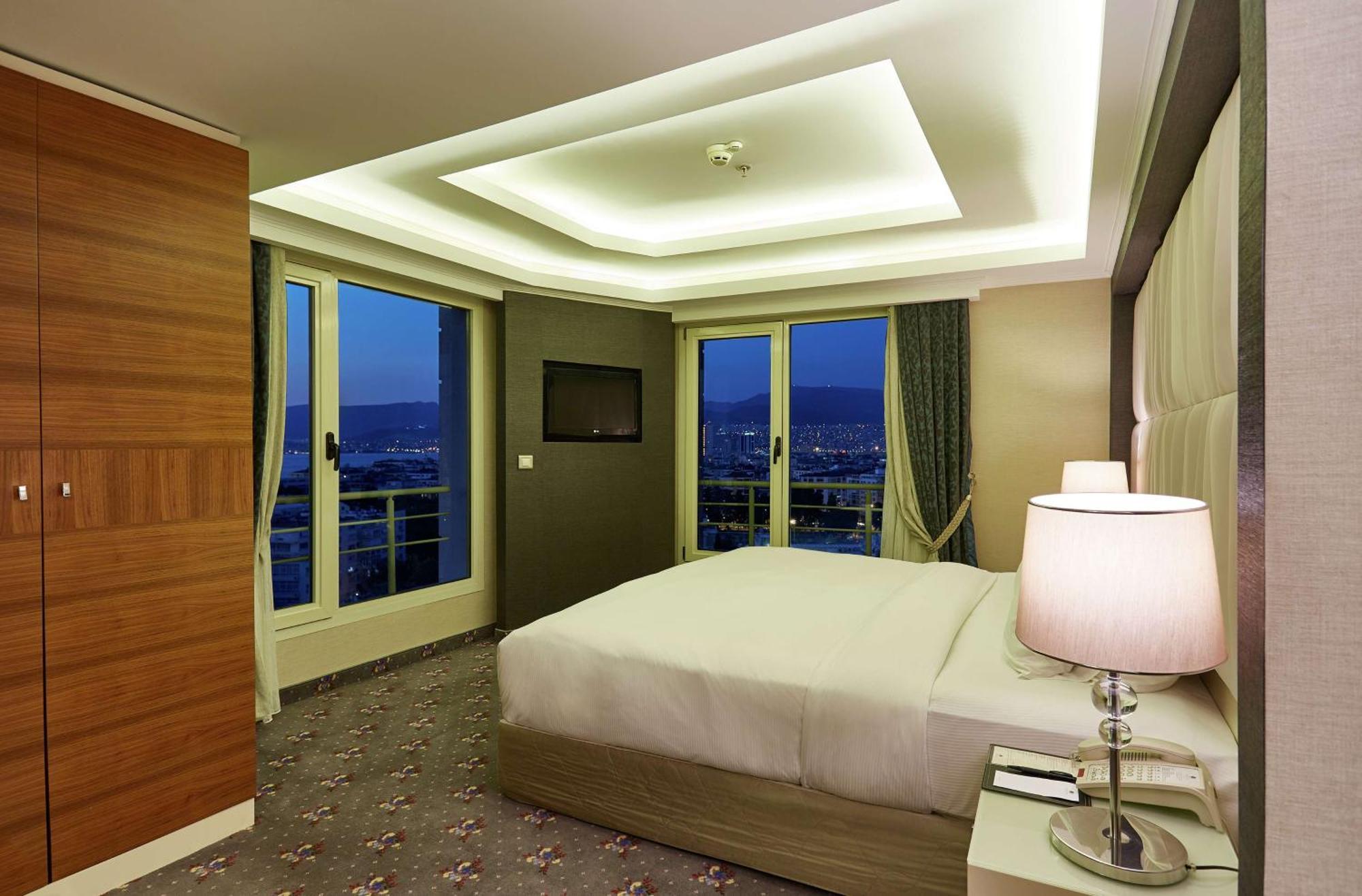 Doubletree By Hilton Izmir - Alsancak Esmirna Exterior foto
