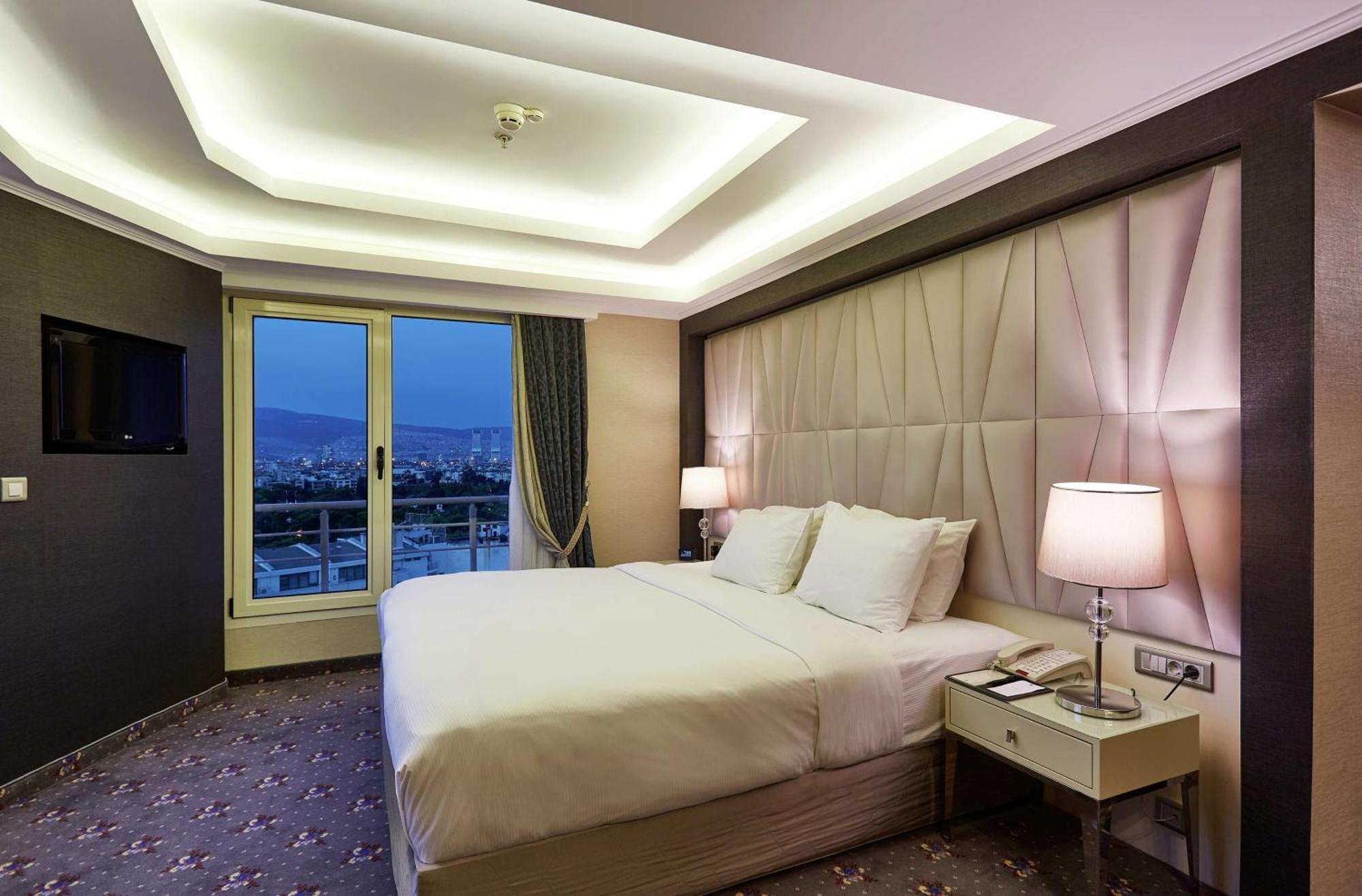 Doubletree By Hilton Izmir - Alsancak Esmirna Exterior foto