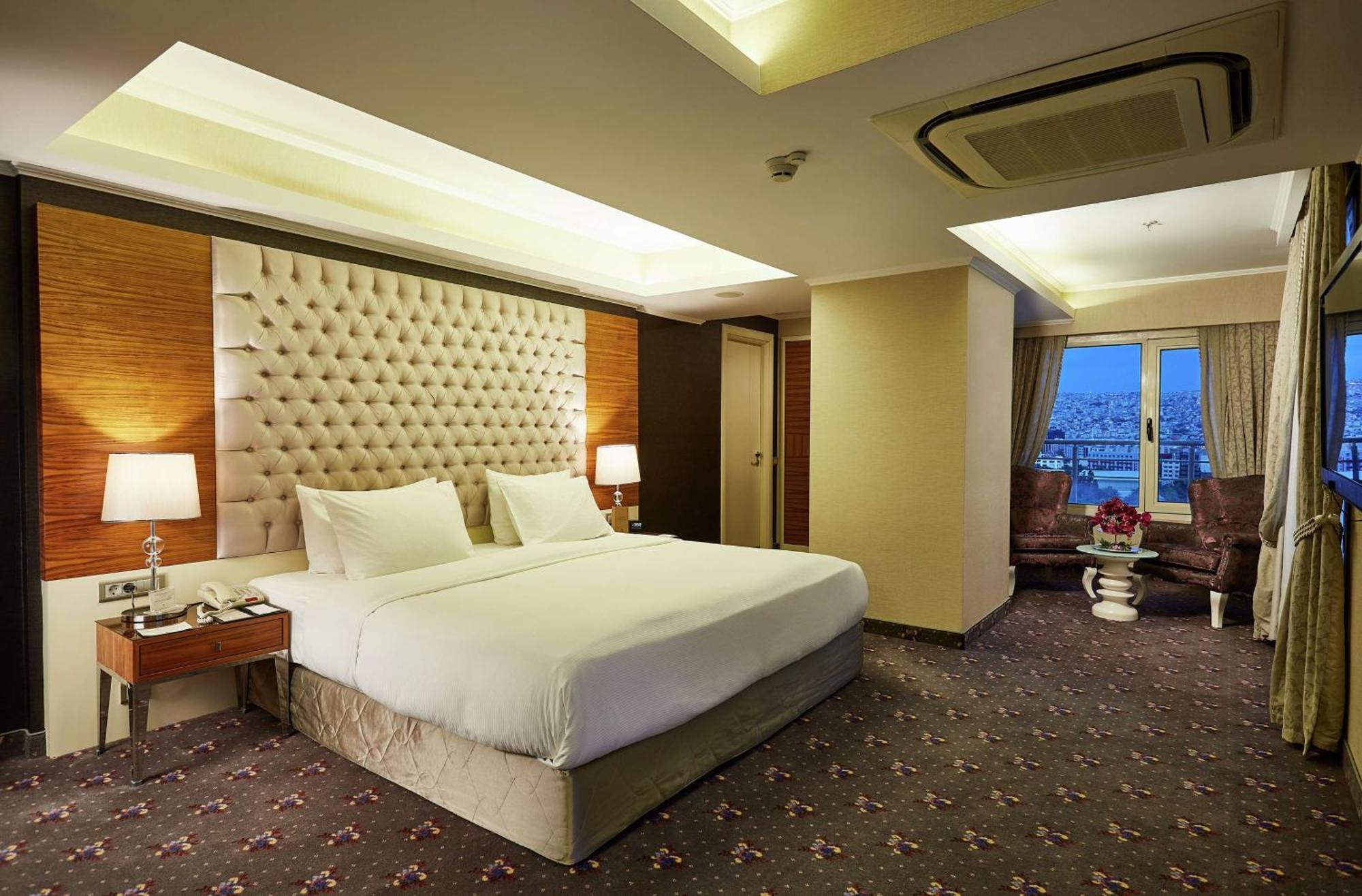 Doubletree By Hilton Izmir - Alsancak Esmirna Exterior foto