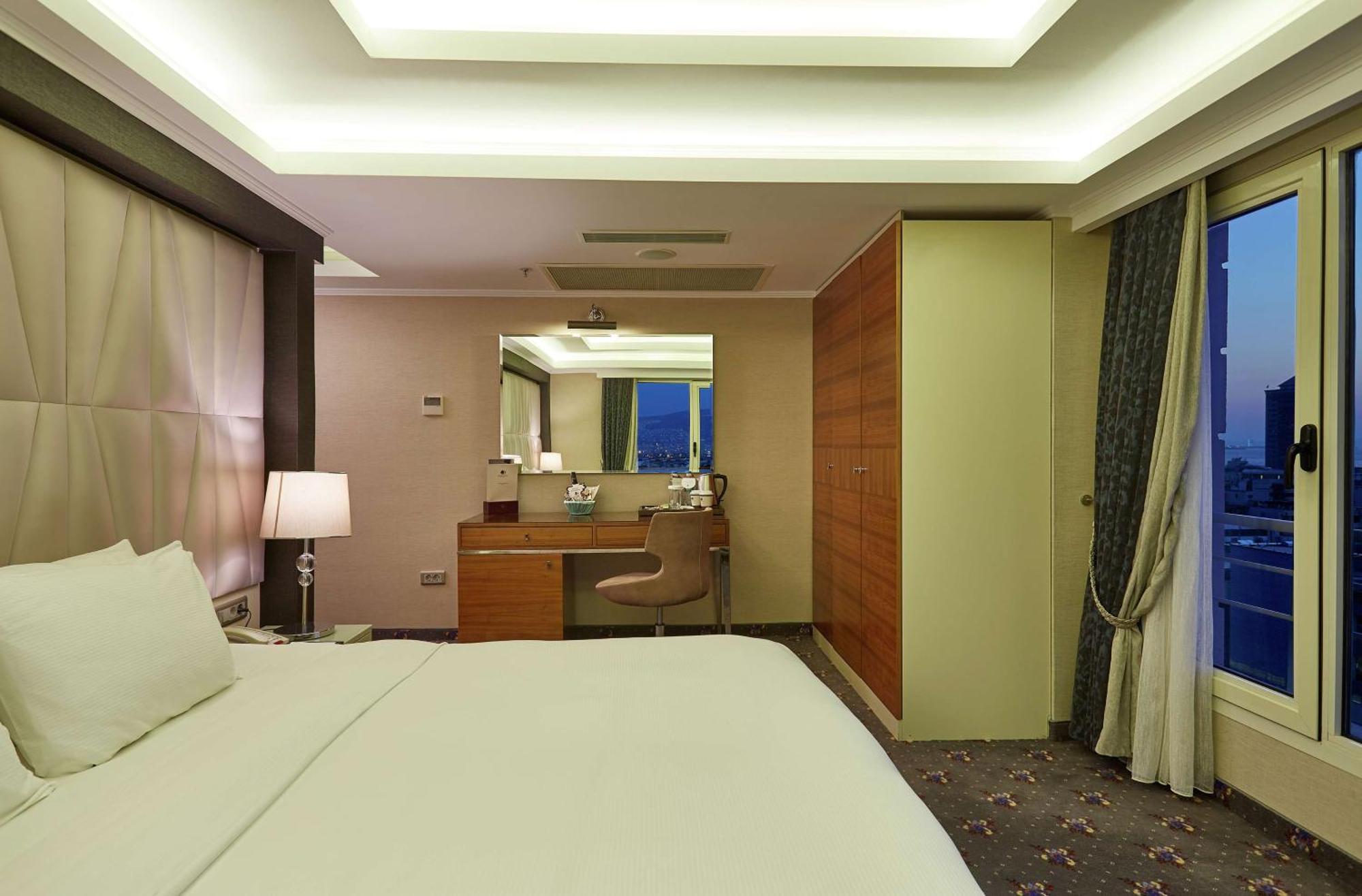 Doubletree By Hilton Izmir - Alsancak Esmirna Exterior foto