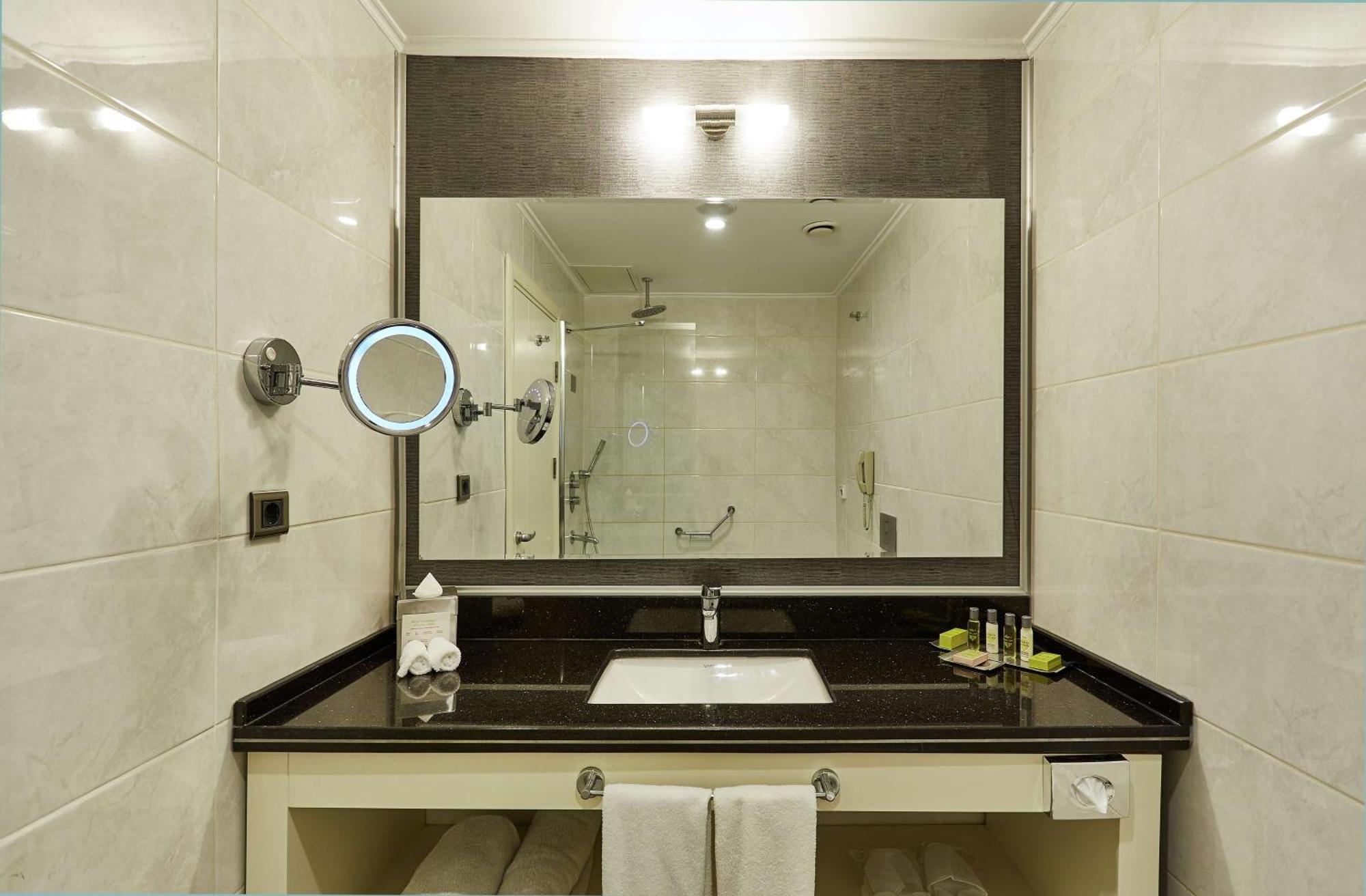 Doubletree By Hilton Izmir - Alsancak Esmirna Exterior foto