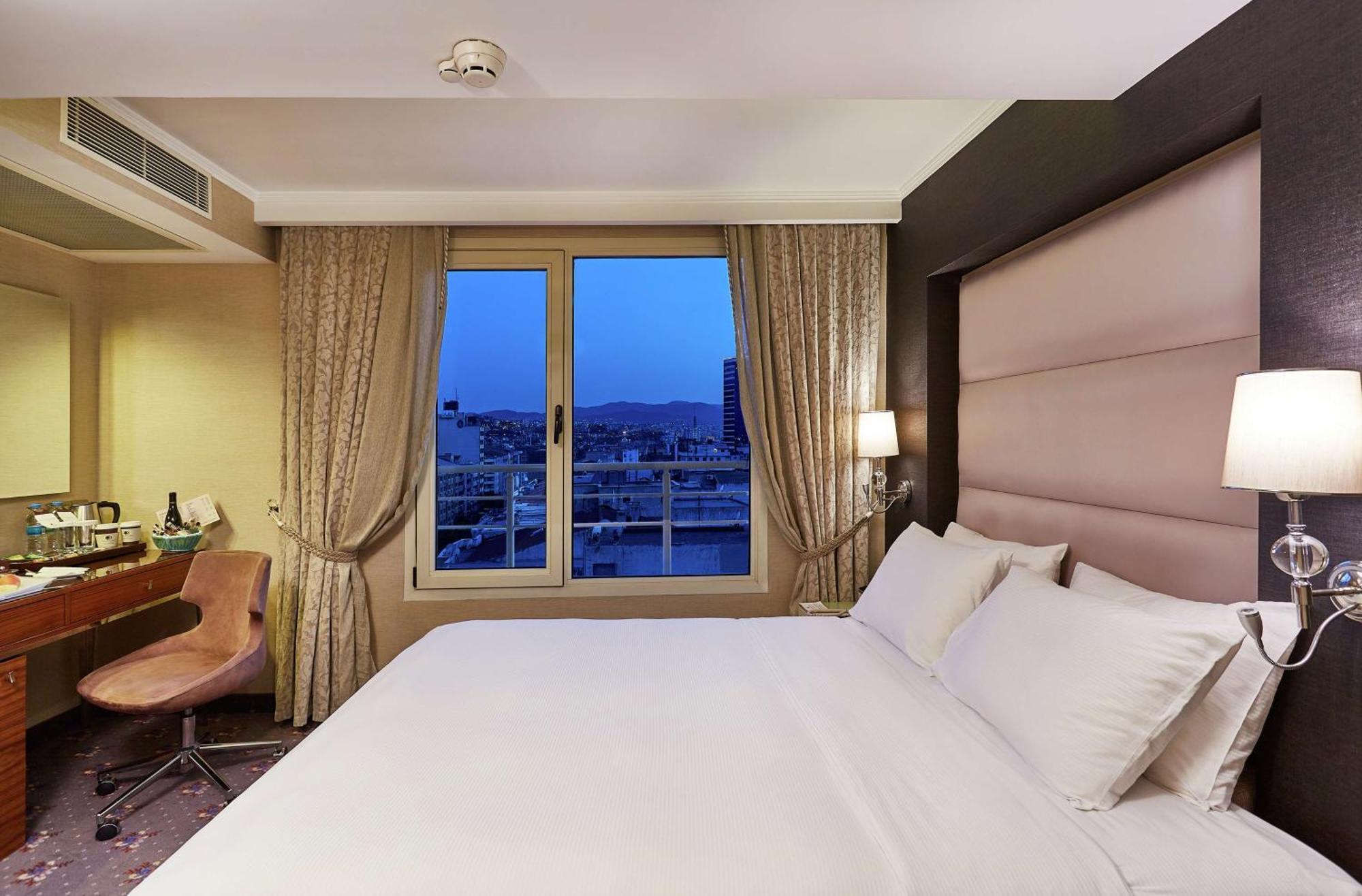 Doubletree By Hilton Izmir - Alsancak Esmirna Exterior foto